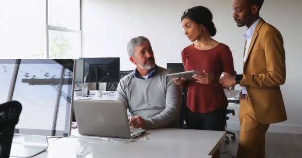 Executivos Discutindo Sobre Laptop Mesa Escritório — Vídeo de Stock