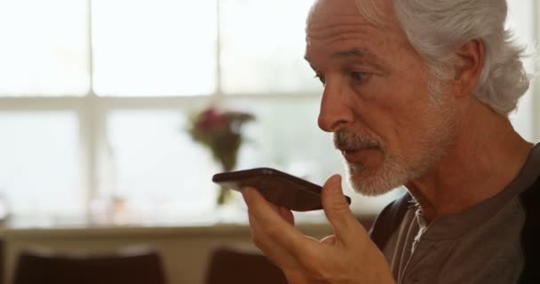 Primo Piano Uomo Anziano Che Parla Sul Cellulare Casa — Video Stock