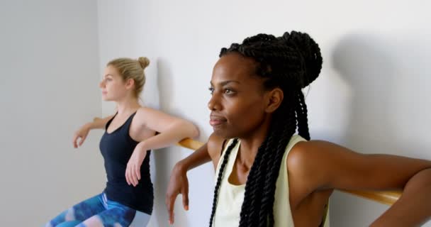 Grupo Mujeres Ejercitándose Barra Gimnasio — Vídeos de Stock