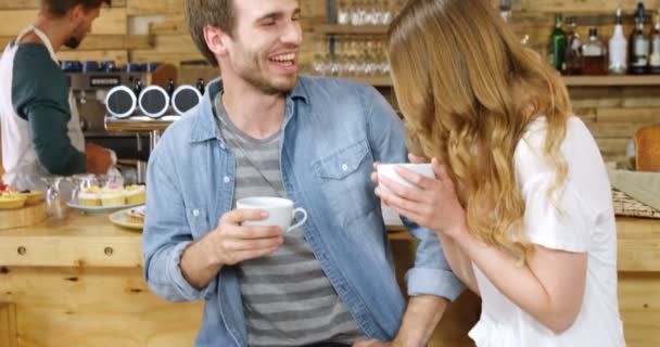 Ζευγάρι Πίνοντας Καφέ Πάγκο Στο Καφέ — Αρχείο Βίντεο