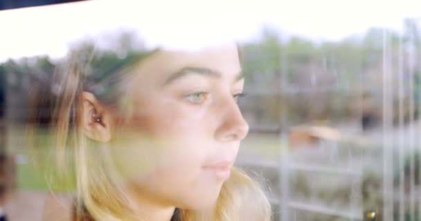 Kvinnan Tittar Utanför Genom Ett Fönster Hemma — Stockvideo