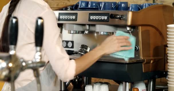 Unga Kvinnliga Servitrisen Rengöring Kaffebryggare Café — Stockvideo