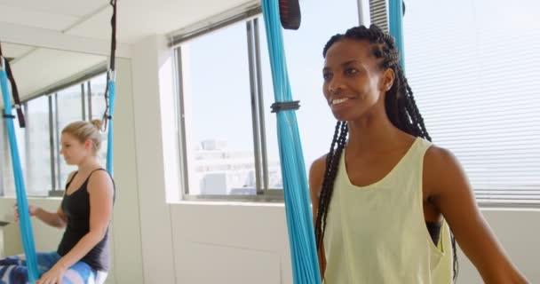 Groep Vrouwen Uitoefenen Hangmat Schommel Fitness Studio — Stockvideo