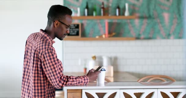 男性幹部社員食堂 で携帯電話を使用しながらコーヒーを飲んでいます — ストック動画