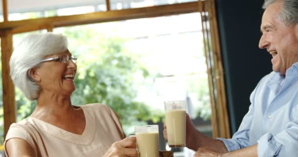 Senior Paar Met Koffiemokken Lachen Omarmen Het Café — Stockvideo