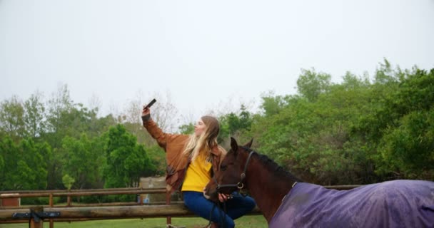 Mujer Tomando Selfie Con Caballo Cerca Madera Rancho — Vídeos de Stock