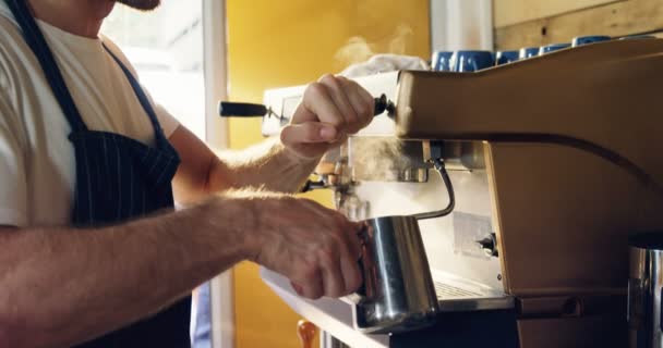 Счастливый Официант Пользующийся Кофеваркой Кафе — стоковое видео