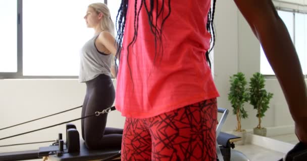 ローイング マシン フィットネス スタジオ で運動をしている女性 — ストック動画