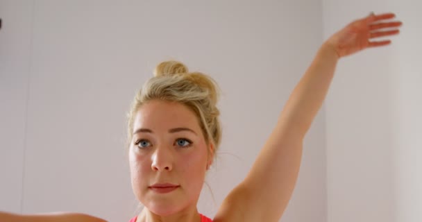 女性健身室伸展运动的特写4K — 图库视频影像