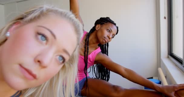 Nők Nyújtás Barre Közelében Ablak Fitness Stúdió — Stock videók