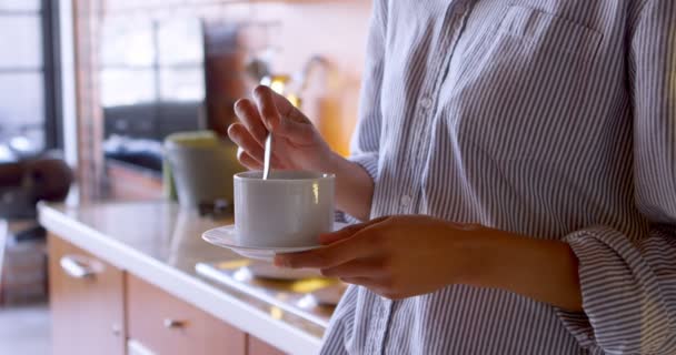 Sección Media Mujer Revolviendo Café Cocina Casa — Vídeos de Stock