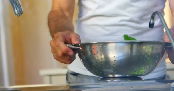 Homem Sênior Limpeza Vegetal Cozinha Casa — Vídeo de Stock