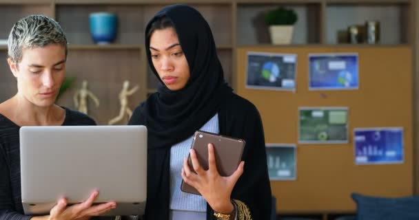 Weibliche Führungskräfte Diskutieren Auf Laptop Und Digitalem Tablet Büro — Stockvideo