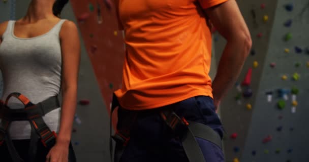 Hombre Frotando Polvo Tiza Sus Manos Antes Subir Pared Artificial — Vídeos de Stock