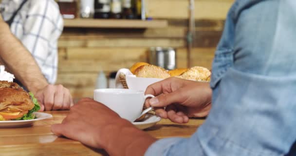 Manliga Kunden Att Kaffe Räknaren Café — Stockvideo