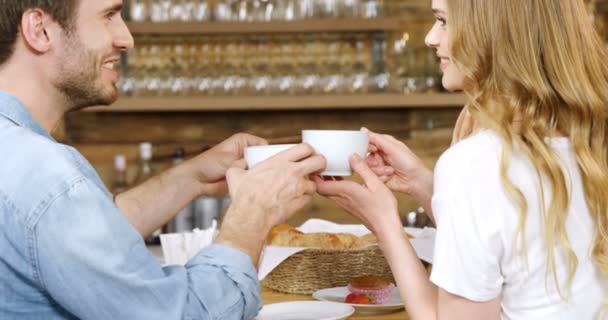 情侣咖啡在柜台在咖啡厅4K — 图库视频影像