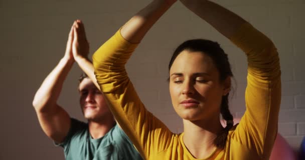 Man Och Kvinna Gör Yoga Studio — Stockvideo