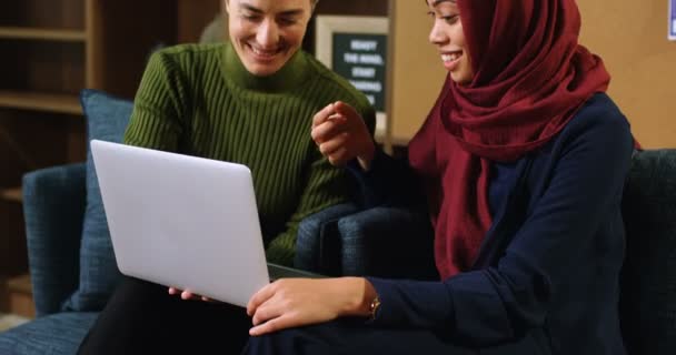 Lächelnde Führungskräfte Diskutieren Über Laptop Büro — Stockvideo