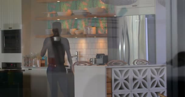 Мужчина Исполнительный Кофе Время Использования Цифровой Планшет Офисе Кафетерии — стоковое видео
