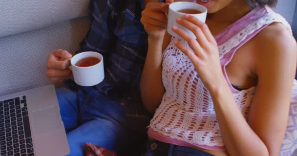 Jovem Casal Tomando Café Sofá Casa — Vídeo de Stock