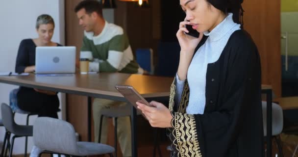 Uitvoerend Met Behulp Van Digitale Tablet Tijdens Het Gesprek Mobiele — Stockvideo