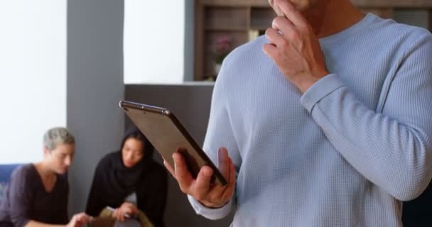 Przemyślane Mężczyzna Executive Pomocą Cyfrowego Tabletu Biurze — Wideo stockowe