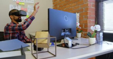 Erkek yönetici sanal gerçeklik kulaklık kullanma office 4 k