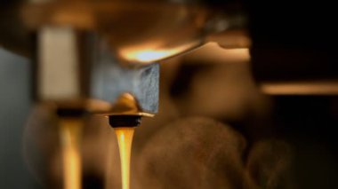 Yakın çekim taze kahve kahve makinesinden düşen damlaları 