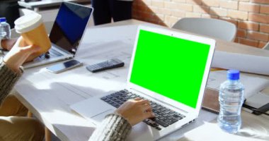 Kadın yönetici ofisi 4 k laptop kullanırken çok ciddiyim