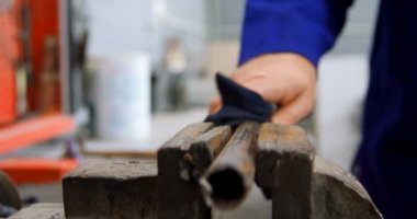 Mekanik temizlik tezgah mengeneleri garajında 4k Close-up