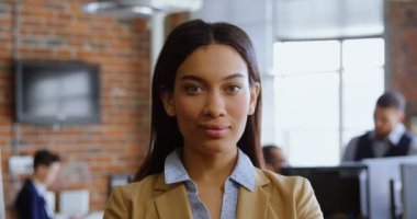 Mutlu kadın executive Office 4 k kamera bakıyor