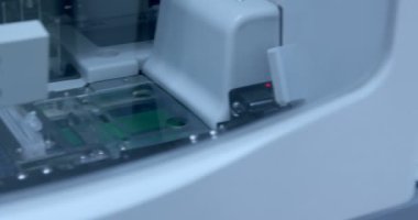Orta bölüm bilim laboratuvar 4 k dijital tablet kullanma