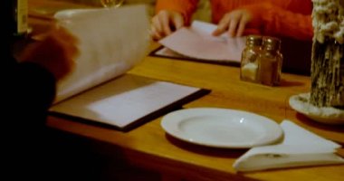 Mutlu çift şampanya Restoran 4 k sahip