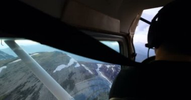 Arkadan Görünüş pilot uçan uçak irtifa dağ 4k üzerinde