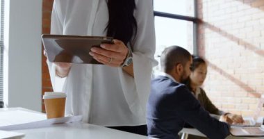 Orta bölüm kadın yönetici ofisi 4 k dijital tablet kullanma