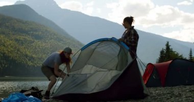 Riverside kırsal 4k yakınında çadır kurma çift