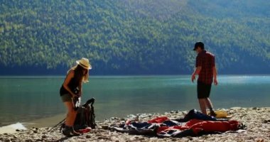 Çadır hazırlanması uzun yürüyüşe çıkan kimse kaç nehir güneşli bir günde 4 k yakın: