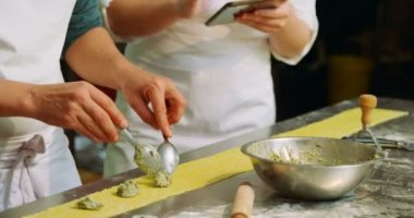 Erkek ve dişi baker makarna hamur ekmek dükkan 4 k malzemeler koyarak