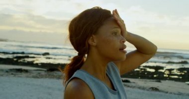 Güzel kadın 4k sahilde rahatlatıcı