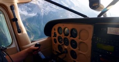 Kokpit 4 k özel uçakta yolculuk pilot