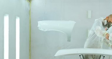 4 k garajında elektrikli boya tabancası ile mekanik resim araba parçaları