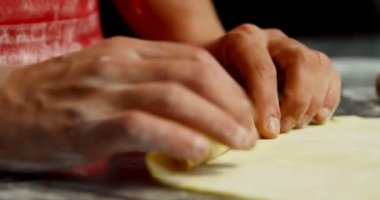 Erkek baker hamur ekmek salonu 4 k haddeleme Close-up