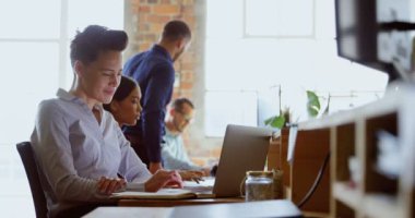 Gülümseyen executive Office 4 k masada dizüstü bilgisayar kullanarak