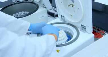 Close-up Soğutmalı Santrifüj makinesi 4 k kullanarak laboratuvar teknisyeni