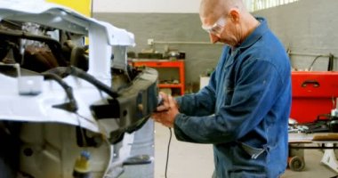 Mekanik taşlama makinesi onarım Garage 4 k bir araba kullanma