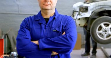 Kamera 4 k garajında mekanik bakarak gülen