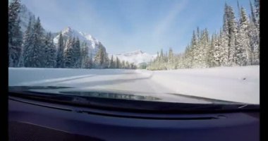 Kışın karlı yolda araba araba