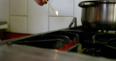 Erkek baker ekmek sopa aydınlatma gazıyla bölümünü Orta 4 k alışveriş