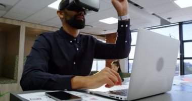 Erkek yönetici sanal gerçeklik kulaklık kullanma office 4 k