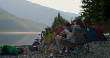 Grup riverside kırsal 4 k yakınındaki kampa yürüyüşçü